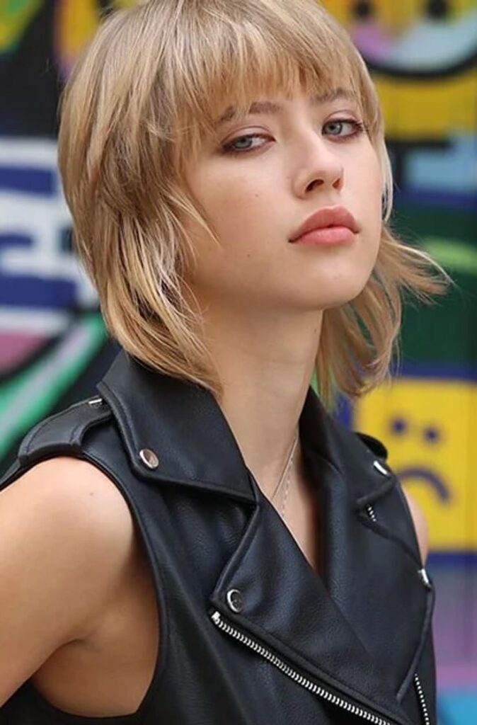 15+ Eye-Catching Short Shag Hairstyle Ideas to Transform Your Look 2 d0062ee412b345e06a83941ddea9d03b