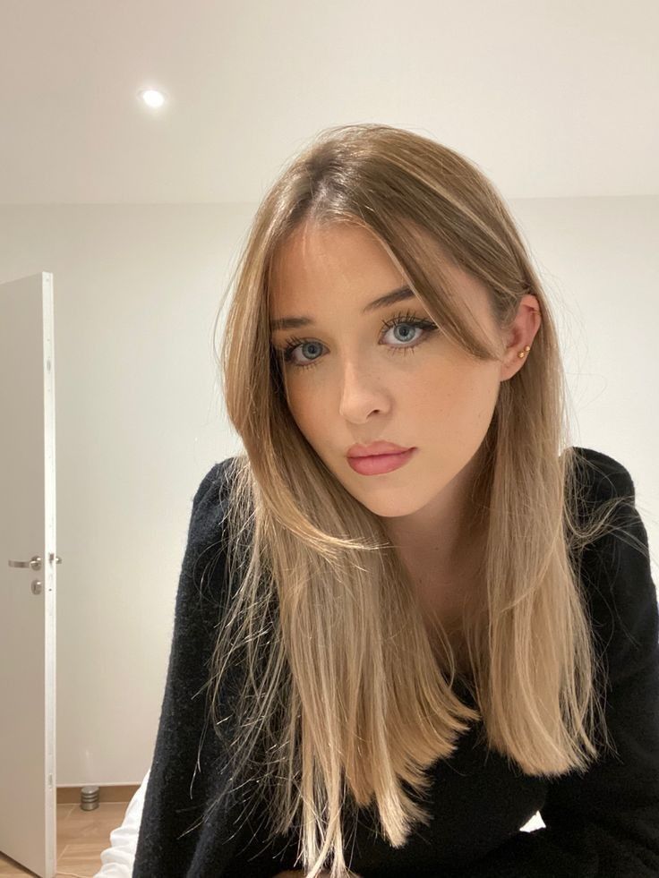 30 Stunning Straight Hairstyles That Will Define 2025 Trends 6 p 4