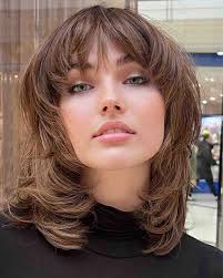 21 Shoulder-Length Haircuts With Layers That Add Volume, Shape & Style 3 p 1 43