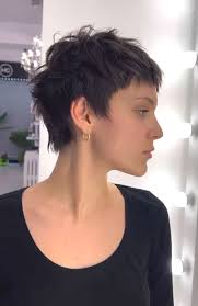 20+ Cute Mom Haircuts That Are Stylish, Easy & Low-Maintenance 3 p 1 44