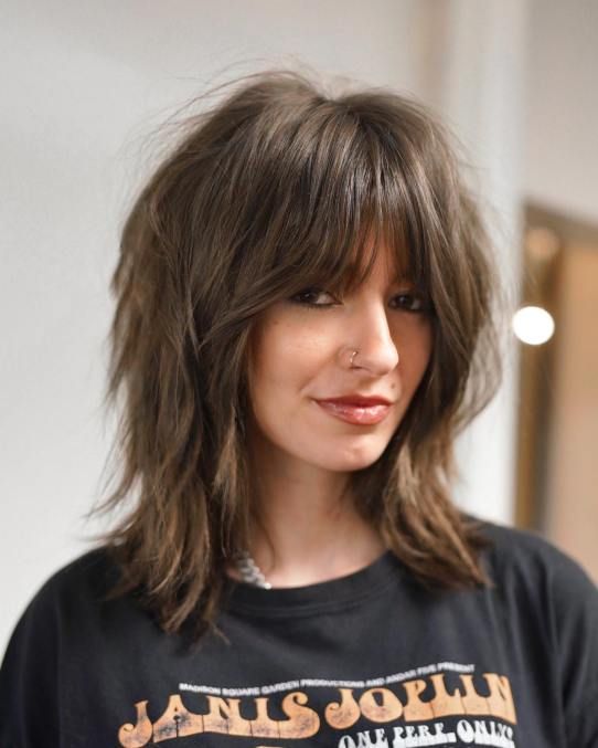 21 Shoulder-Length Haircuts With Layers That Add Volume, Shape & Style 8 p 6 45
